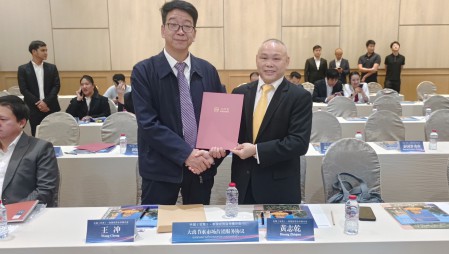 大禹节水集团党委书记王冲参加在泰国曼谷举办的中国（甘肃）—泰国经贸合作推介会，并在甘肃省省长任振鹤、泰国商务部部长披猜·那立塔潘等参会领导见证下，与泰国中华总商会签订合作协议。