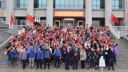 大禹节水集团在天津举行庆祝中华人民共和国成立75周年升国旗仪式。