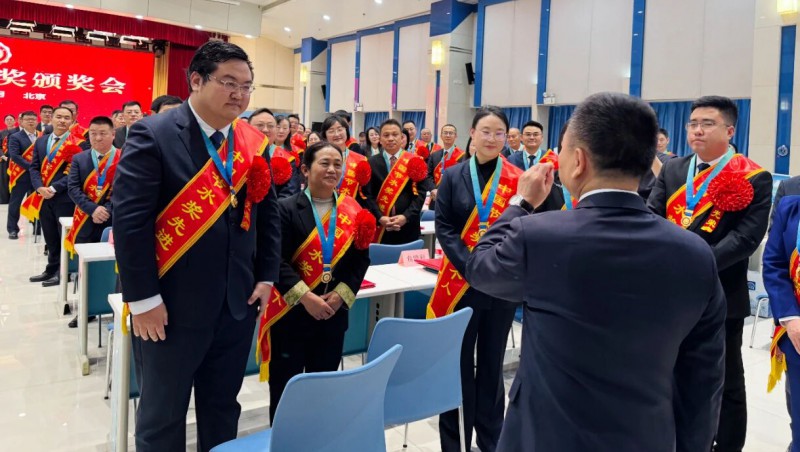 李国英亲切会见中国节水奖获奖代表，王浩宇作交流发言